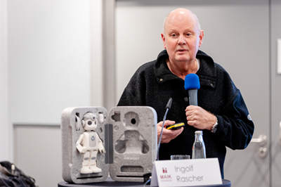 Ingolf Rascher stellt den Roboter Paul vor.