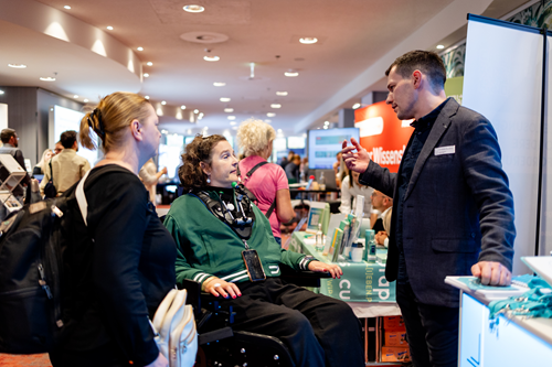 Maria-Cristina Hallwachs besucht Fachausstellung auf dem MAIK Kongress 2024