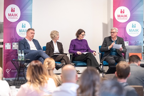 Daniel Klein, CEO der DEUTSCHENFAHCPFLEGE sitzt mit Anne-Kathrin Klemm, BKK Dachverband, Petra Brakel, Vorständin der KNAPPSCHAFT und Lutz Stroppe Staatssekretär a.D. auf dem Podium des MAIK Update 2026