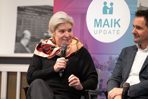 Simone Borchardt MdB sitzt beim MAIK Update 2026 auf dem Podium